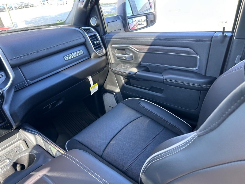 Ram 2500 Vehicle Full-screen Gallery Image 16