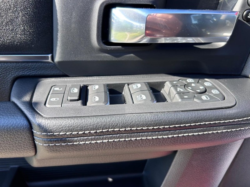 Ram 2500 Vehicle Full-screen Gallery Image 17