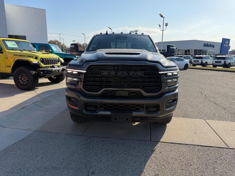 Ram 2500 Vehicle Full-screen Gallery Image 2
