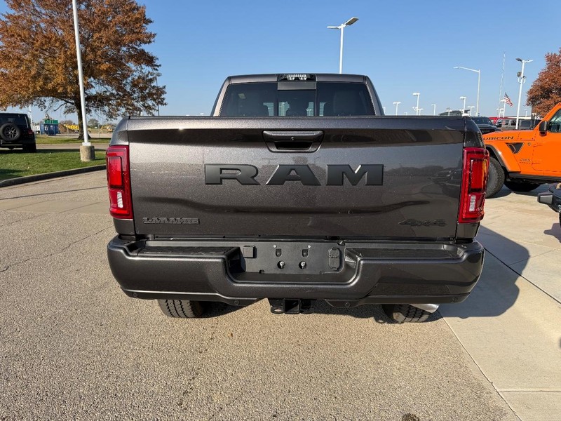 Ram 2500 Vehicle Full-screen Gallery Image 5