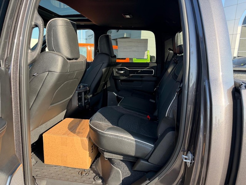 Ram 2500 Vehicle Full-screen Gallery Image 8