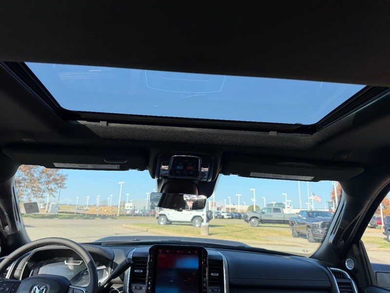 Ram 2500 Vehicle Full-screen Gallery Image 9