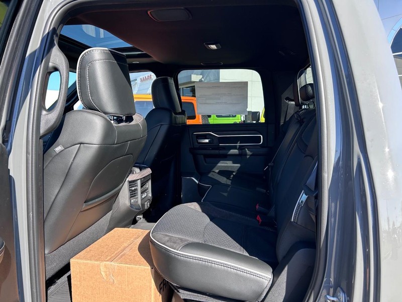 Ram 2500 Vehicle Full-screen Gallery Image 8