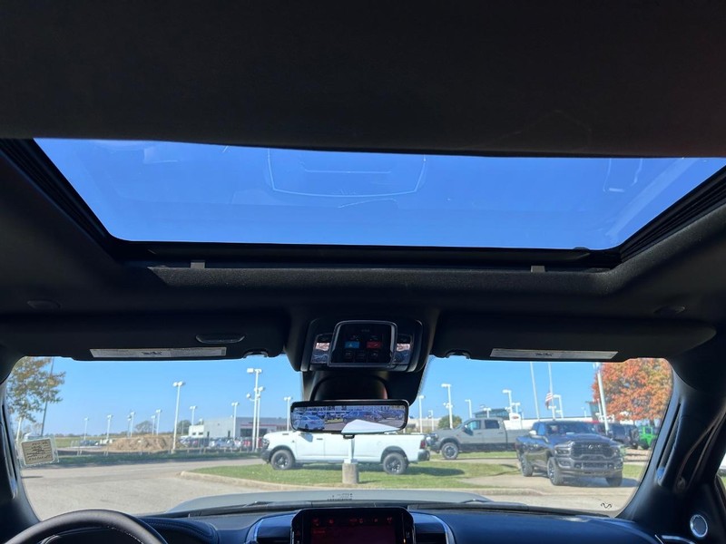 Ram 2500 Vehicle Full-screen Gallery Image 9