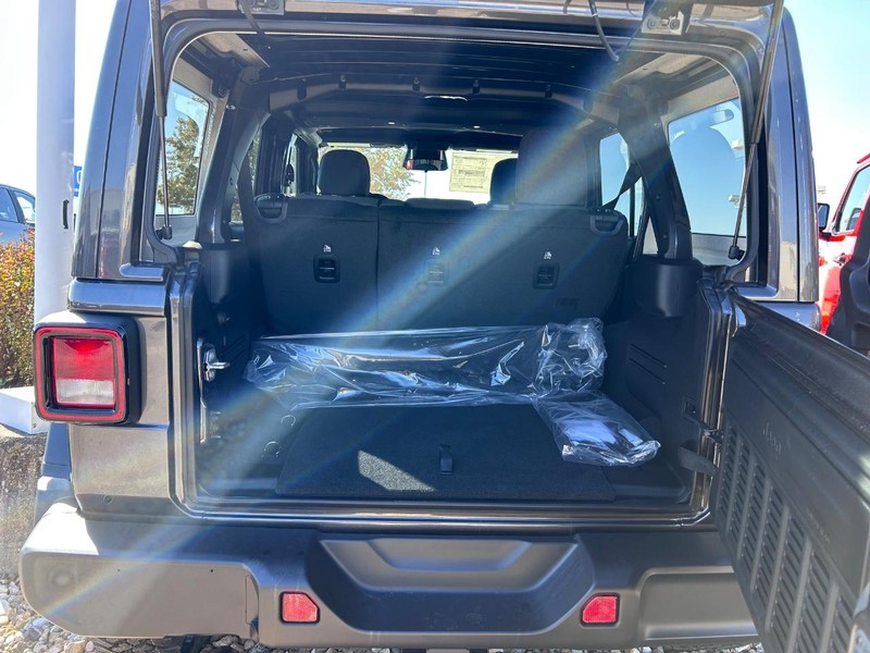 Jeep Wrangler Vehicle Full-screen Gallery Image 6