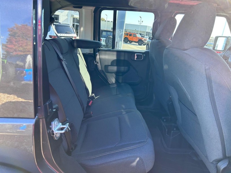 Jeep Wrangler Vehicle Full-screen Gallery Image 8