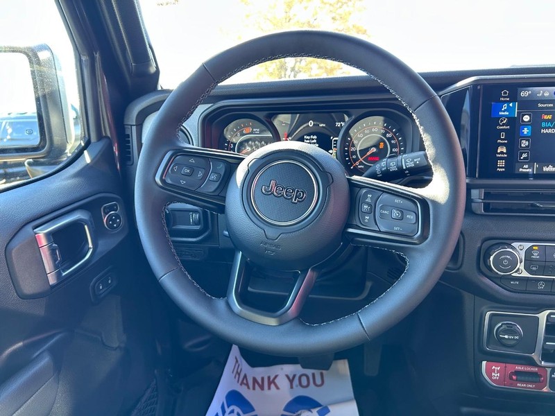 Jeep Wrangler Vehicle Full-screen Gallery Image 10