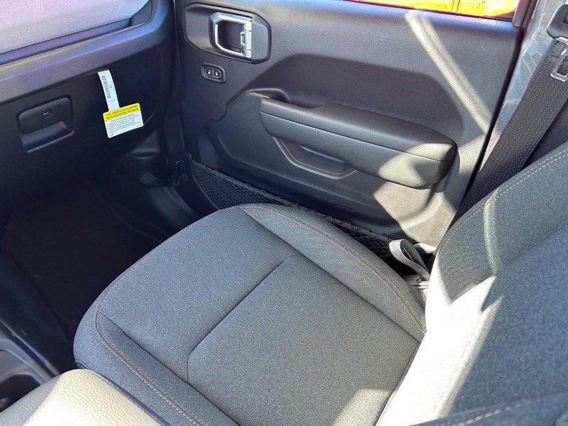 Jeep Wrangler Vehicle Full-screen Gallery Image 15