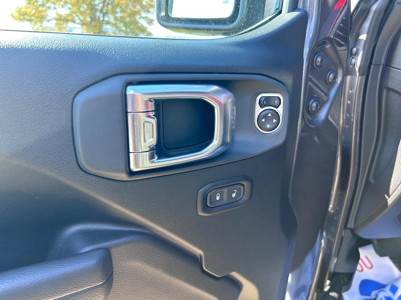 Jeep Wrangler Vehicle Full-screen Gallery Image 16