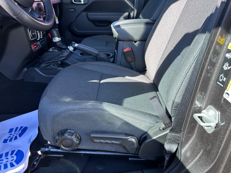 Jeep Wrangler Vehicle Full-screen Gallery Image 17