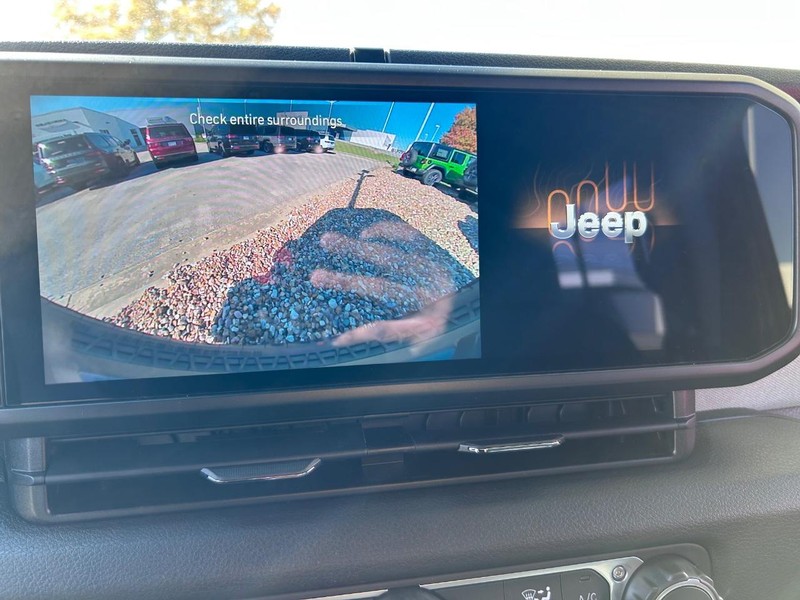 Jeep Wrangler Vehicle Full-screen Gallery Image 19