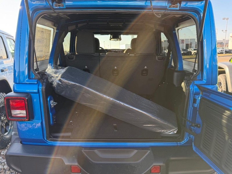 Jeep Wrangler Vehicle Full-screen Gallery Image 5