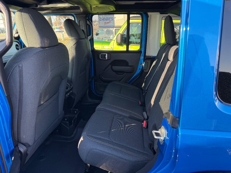 Jeep Wrangler Vehicle Full-screen Gallery Image 7