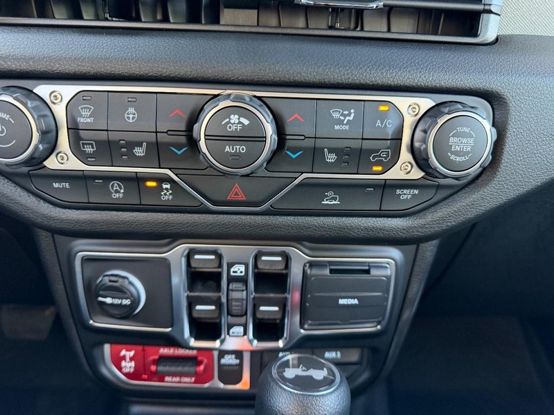 Jeep Wrangler Vehicle Full-screen Gallery Image 13