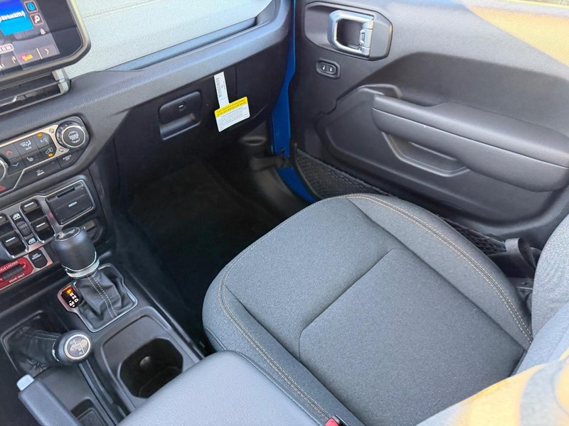 Jeep Wrangler Vehicle Full-screen Gallery Image 15