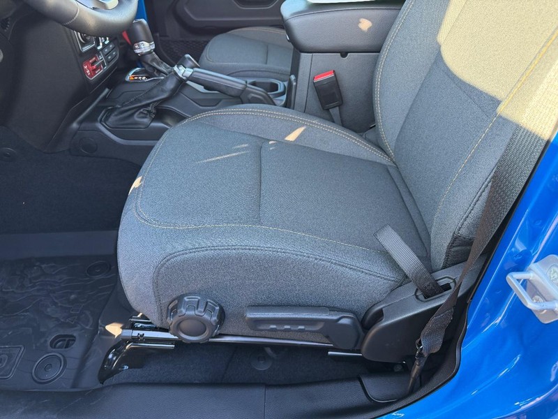 Jeep Wrangler Vehicle Full-screen Gallery Image 17