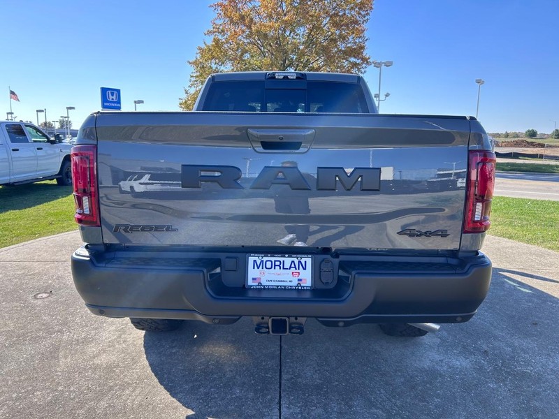 Ram 2500 Vehicle Full-screen Gallery Image 5