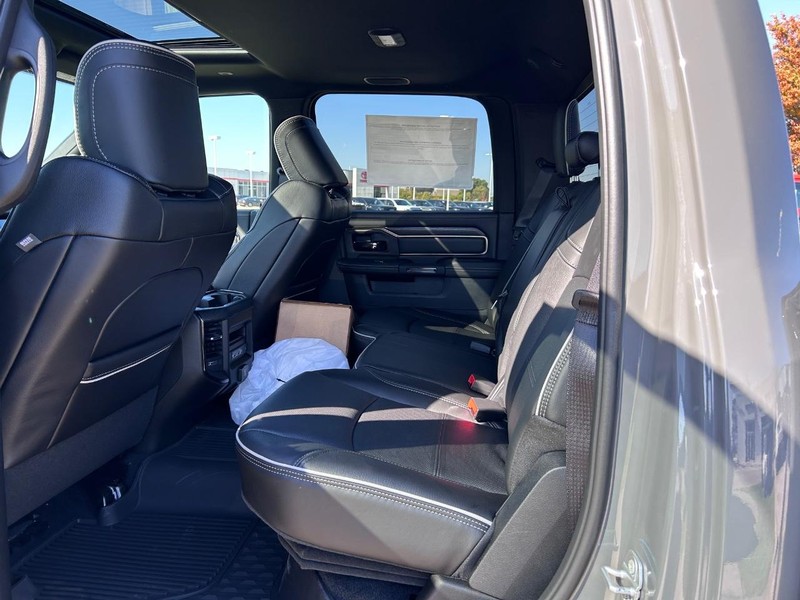 Ram 2500 Vehicle Full-screen Gallery Image 8