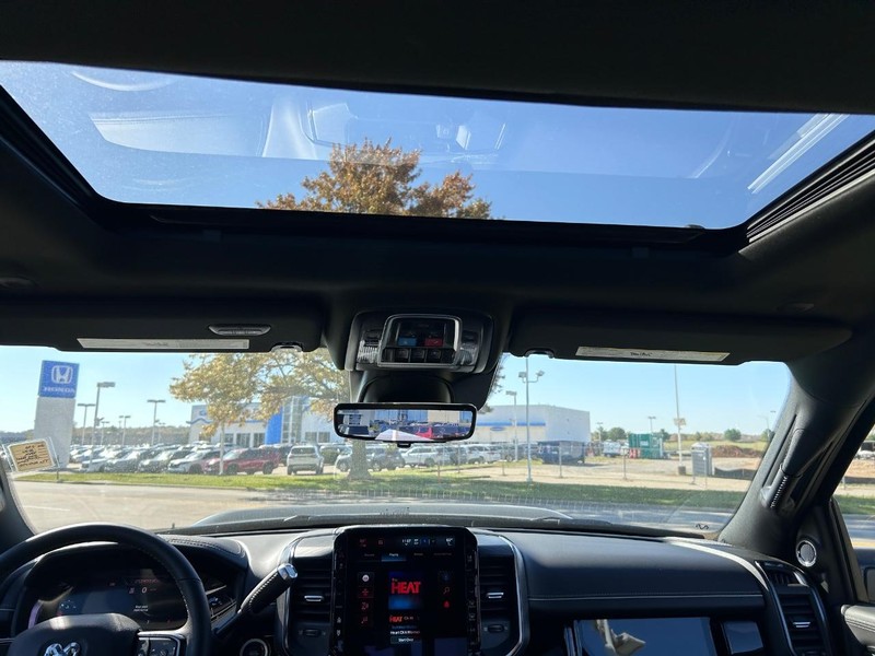 Ram 2500 Vehicle Full-screen Gallery Image 9