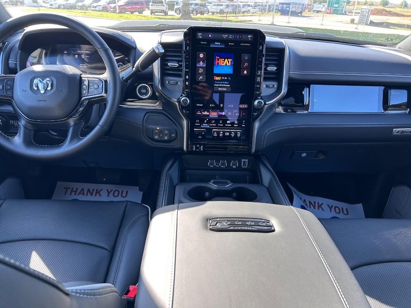 Ram 2500 Vehicle Full-screen Gallery Image 10