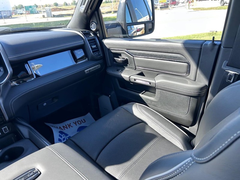 Ram 2500 Vehicle Full-screen Gallery Image 16