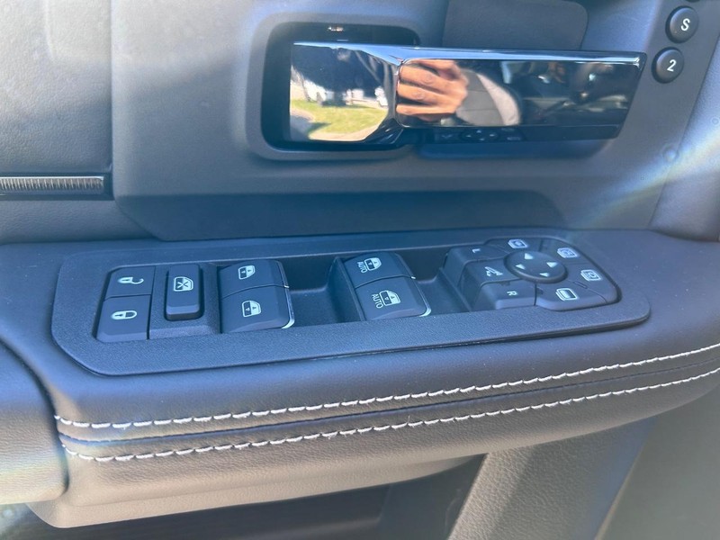 Ram 2500 Vehicle Full-screen Gallery Image 17