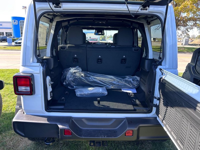 Jeep Wrangler Vehicle Full-screen Gallery Image 5