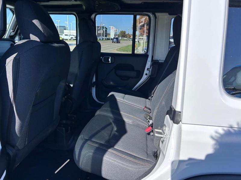 Jeep Wrangler Vehicle Full-screen Gallery Image 7