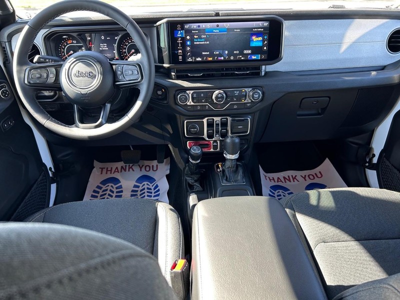 Jeep Wrangler Vehicle Full-screen Gallery Image 8