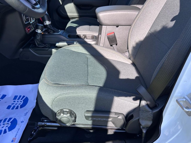 Jeep Wrangler Vehicle Full-screen Gallery Image 17