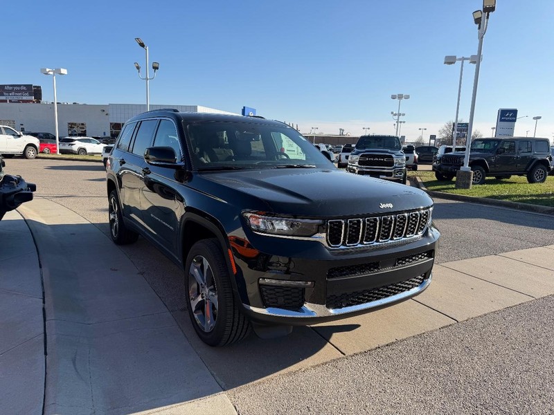Jeep Grand Cherokee L Vehicle Full-screen Gallery Image 3