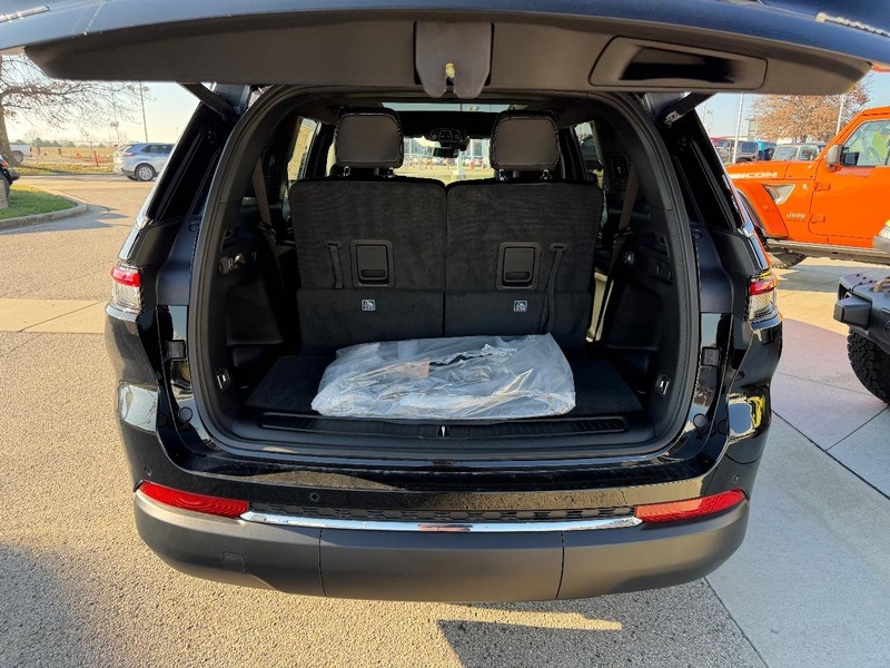 Jeep Grand Cherokee L Vehicle Full-screen Gallery Image 6