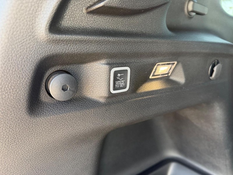 Jeep Grand Cherokee L Vehicle Full-screen Gallery Image 7