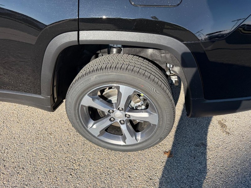 Jeep Grand Cherokee L Vehicle Full-screen Gallery Image 8