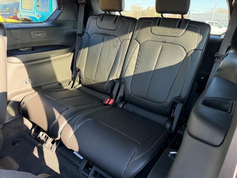 Jeep Grand Cherokee L Vehicle Full-screen Gallery Image 9