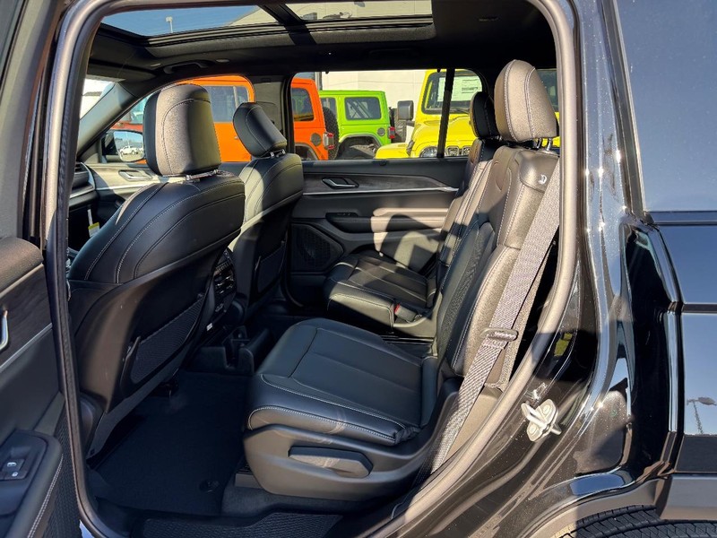 Jeep Grand Cherokee L Vehicle Full-screen Gallery Image 10