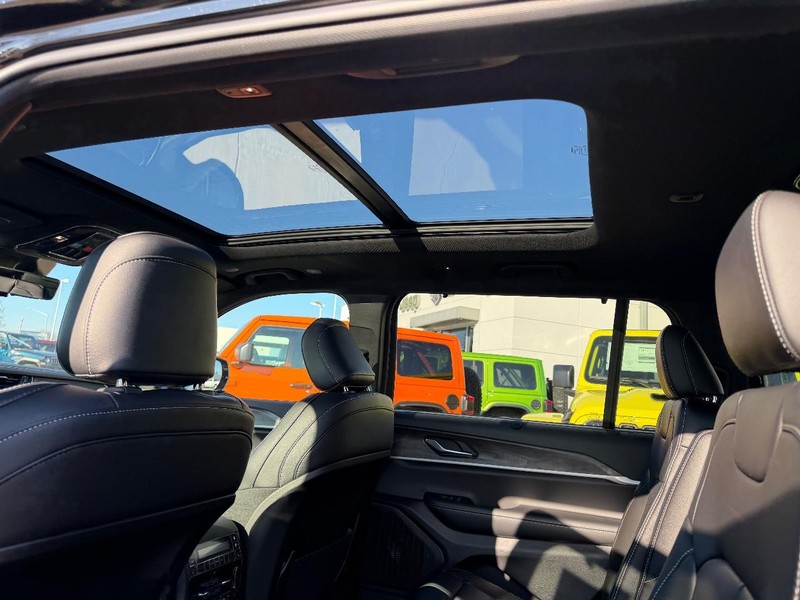 Jeep Grand Cherokee L Vehicle Full-screen Gallery Image 11