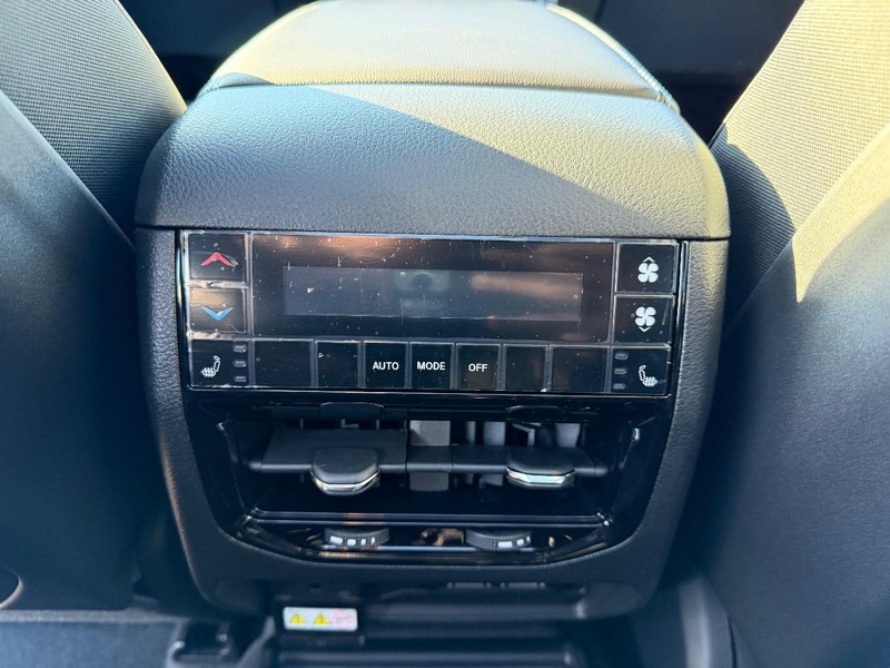 Jeep Grand Cherokee L Vehicle Full-screen Gallery Image 12