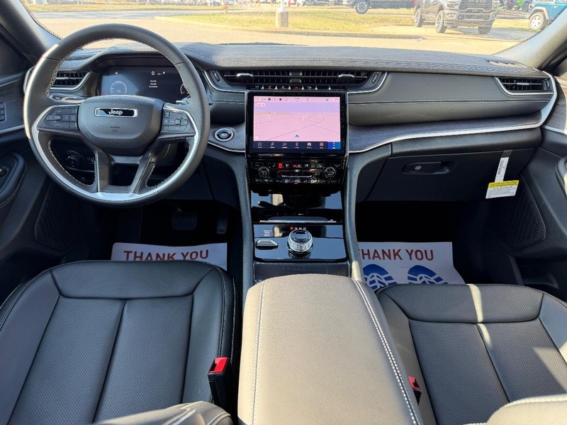 Jeep Grand Cherokee L Vehicle Full-screen Gallery Image 13