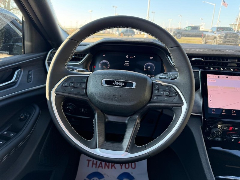 Jeep Grand Cherokee L Vehicle Full-screen Gallery Image 14