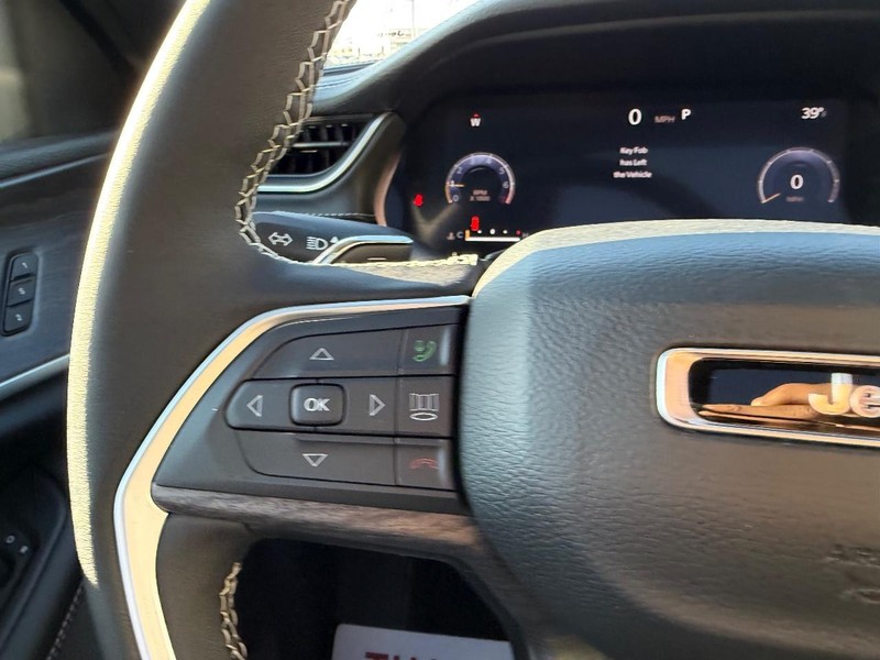 Jeep Grand Cherokee L Vehicle Full-screen Gallery Image 15