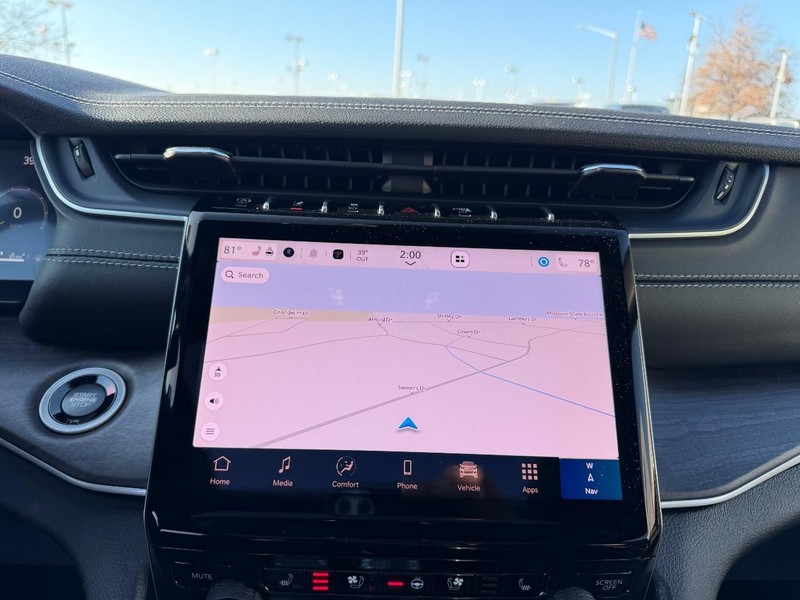 Jeep Grand Cherokee L Vehicle Full-screen Gallery Image 17