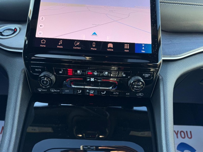 Jeep Grand Cherokee L Vehicle Full-screen Gallery Image 18