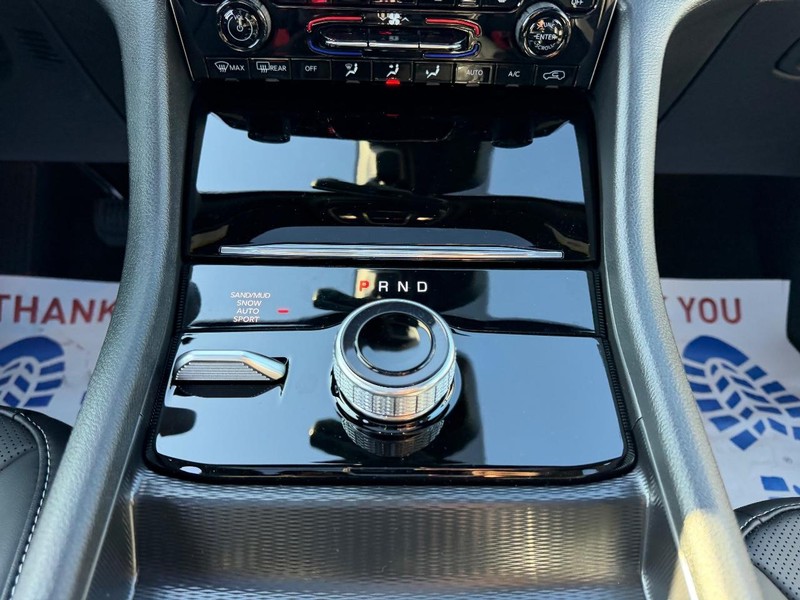 Jeep Grand Cherokee L Vehicle Full-screen Gallery Image 19