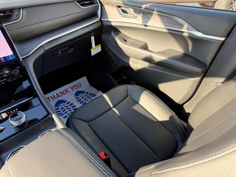 Jeep Grand Cherokee L Vehicle Full-screen Gallery Image 20