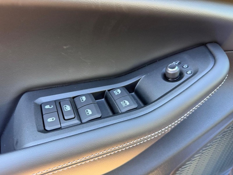 Jeep Grand Cherokee L Vehicle Full-screen Gallery Image 21