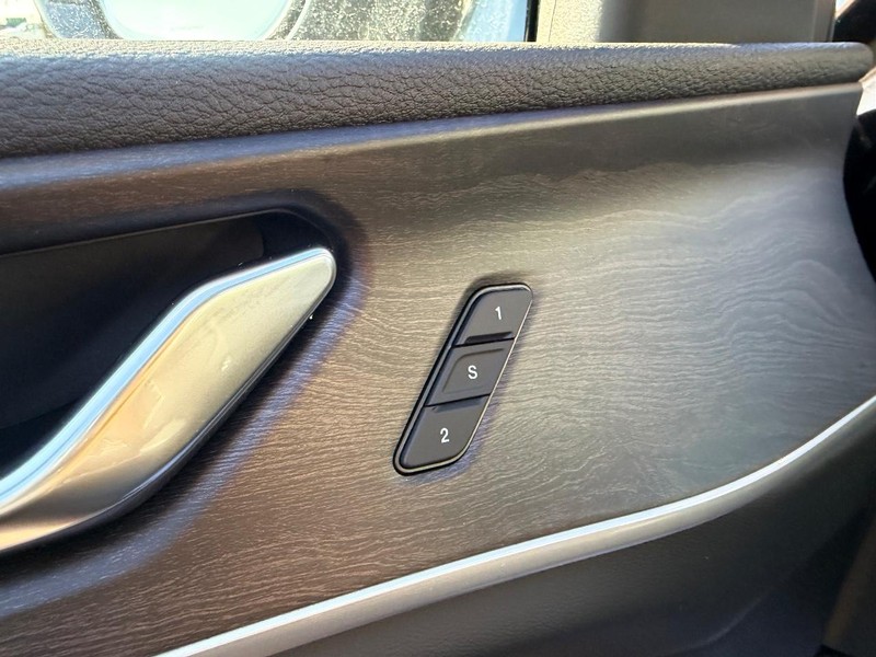 Jeep Grand Cherokee L Vehicle Full-screen Gallery Image 22