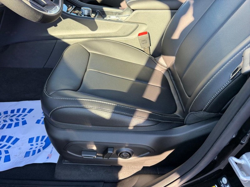 Jeep Grand Cherokee L Vehicle Full-screen Gallery Image 23