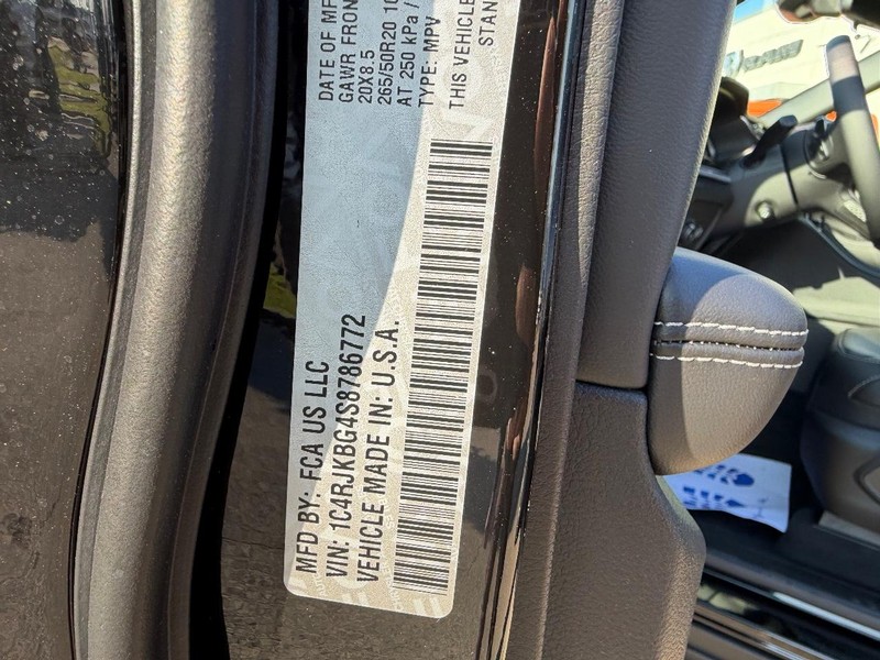 Jeep Grand Cherokee L Vehicle Full-screen Gallery Image 26