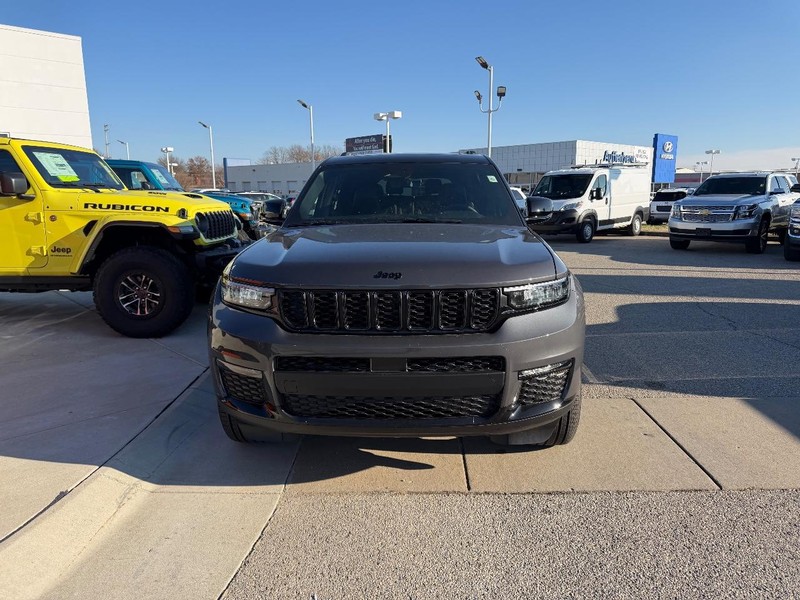 Jeep Grand Cherokee L Vehicle Full-screen Gallery Image 2